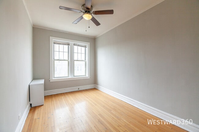 Photo - 3537 N Troy St Unidad 3