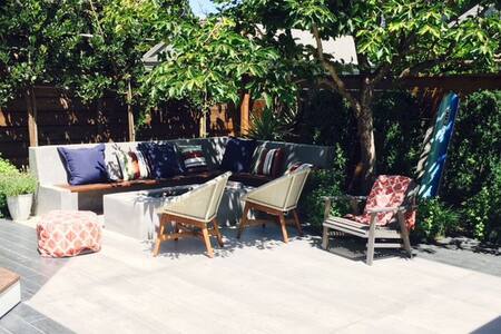 Lovely outdoor seating area - 5328 Lawton Ave Unidad 1