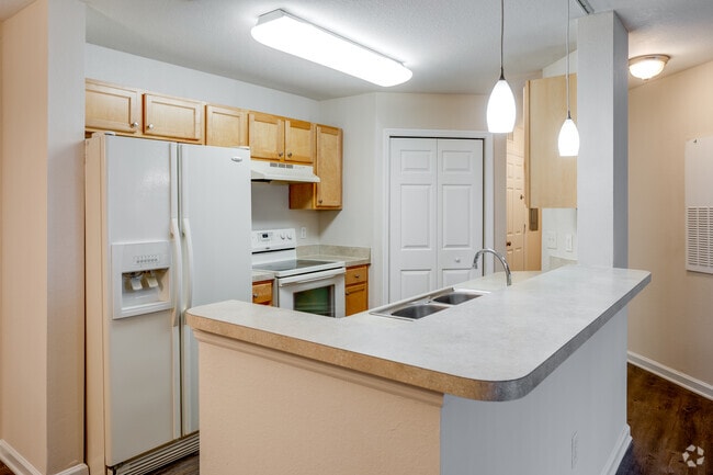 2BR, 2BA - 1058SF