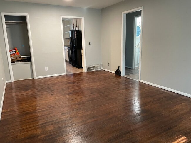 Building Photo - Wagle6204 Unit 6204