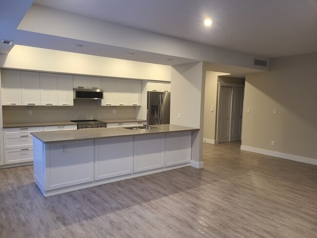 Photo - 550 Sandison St