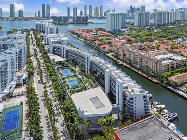 Building Photo - 2950 NE 188th St Unit 2950 NE 188th St # 435