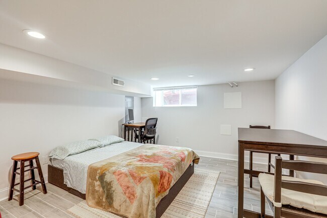 1322 S Mole St
