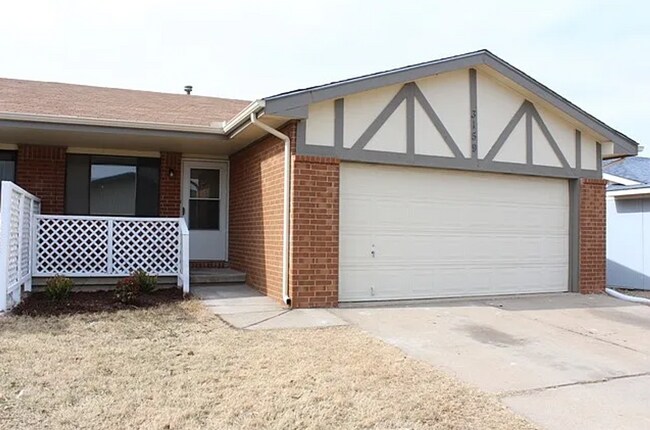 Photo - Spacious 3 bedroom duplex close to McConne... House