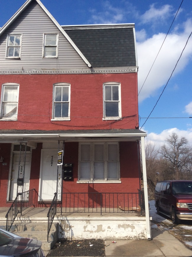 Building Photo - 2 Bedroom 1 Bath 2nd Floor Apartment in East End of York City
