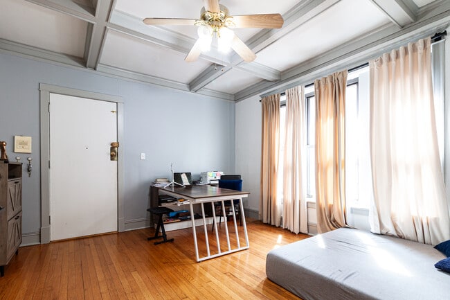 Photo - 910 W Belle Plaine Ave