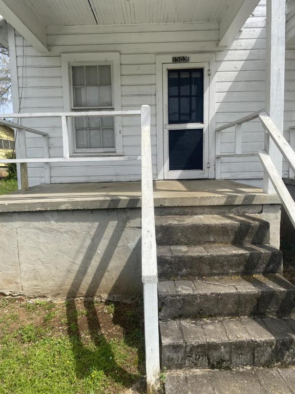 Photo - 1503 Maple Ave SE House