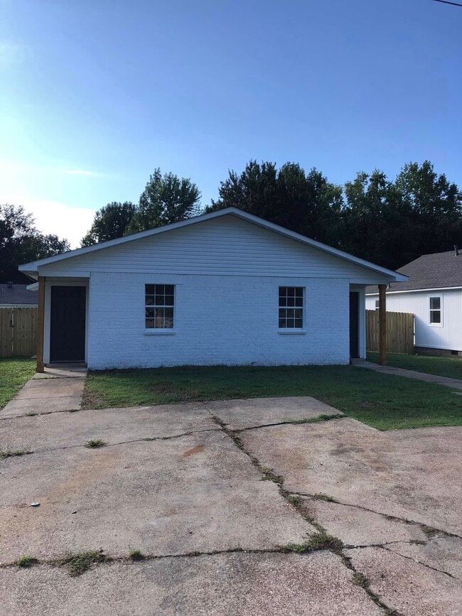 Fully remodeled, turnkey duplex unit in th... - Fully remodeled, turnkey duplex unit in th... House