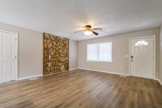 Photo - 2915 Winchester Dr