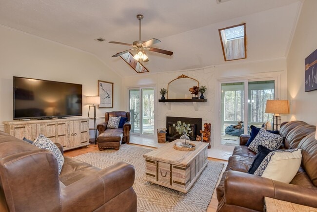 Building Photo - Fully Furnished Lakefront Home | Monthly Rental Available October – March
