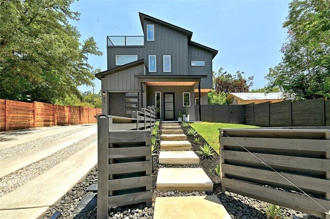 Building Photo - 2909 Kuhlman Ave