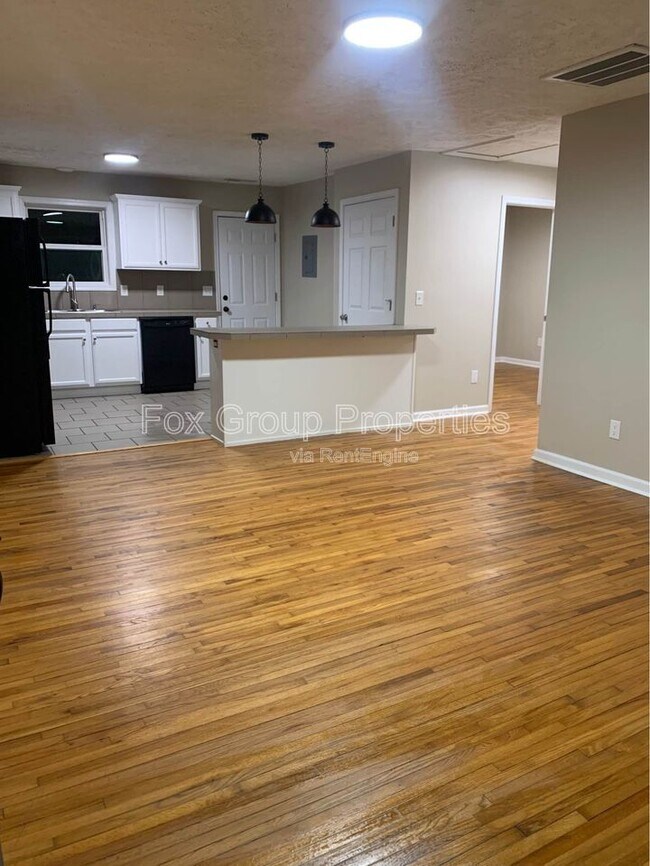 Photo - 405 E J St