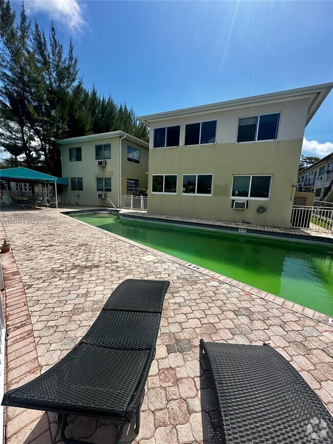 Building Photo - 4730 Pine Tree Dr Unit 9 Rental