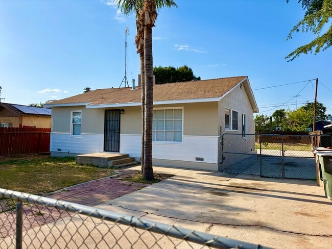 Photo - Cute 2 Bedroom 1 Bath Home. Must See!! Rent $1450 Deposit $1450 New Paint Inside and Out! New Flo...