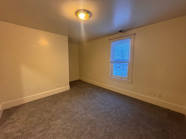 Photo - AVAILABLE Now! Wonderful 2 Bedroom, 1 Bath, Upper Level Unit with quick access to 94 and Downtown...
