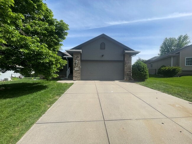 Building Photo - Home For Rent Papillion