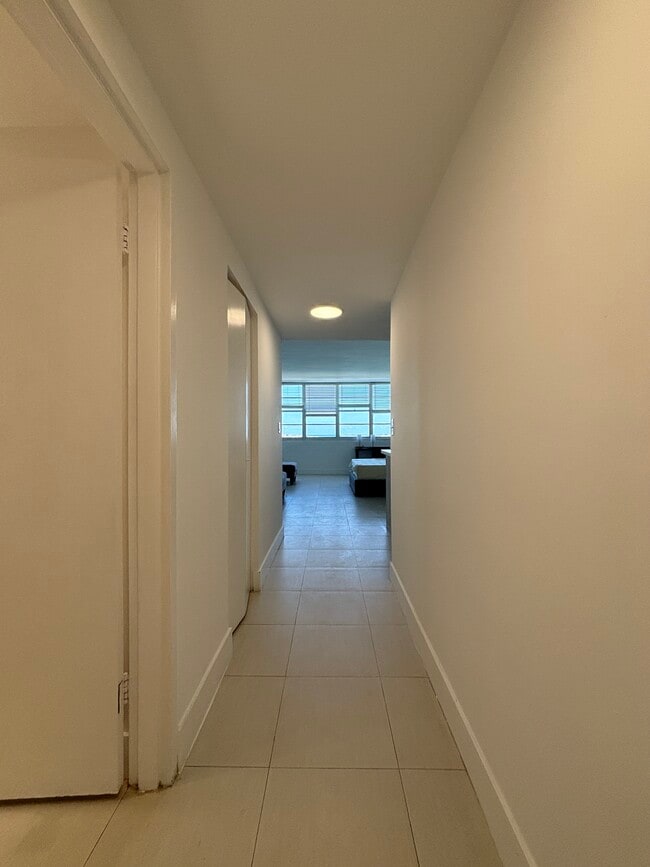 Photo - 905 Brickell Bay Dr