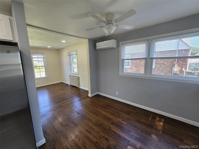 Photo - 754 Park Ln S