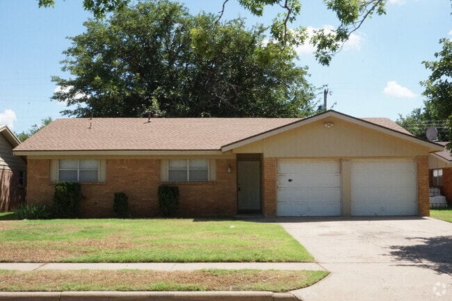 Building Photo - Beautiful House With Close Location To Tak...