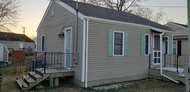 Puerta lateral - 17263 Larimer St