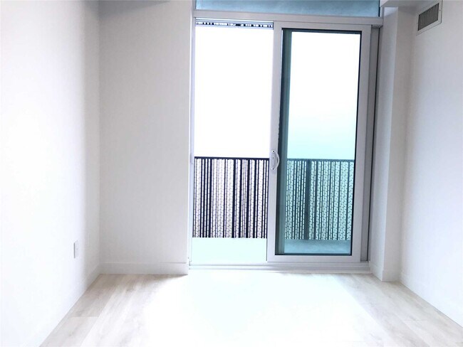 Photo - 8 Eglinton Ave E