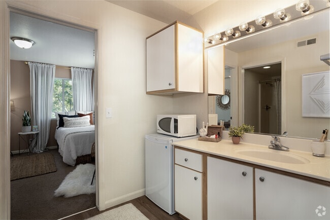 2BR, 2BA - 1,024SF