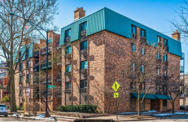 Building Exterior - 401 W Webster Ave Condo Unit 204