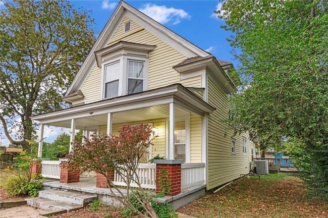 Building Photo - 722 S College St