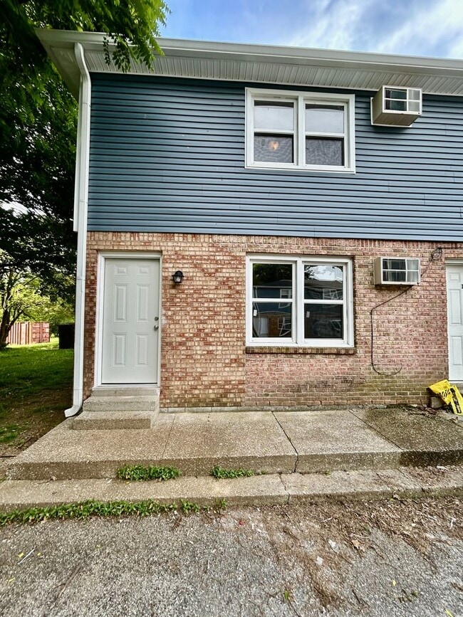 Building Photo - HALF OFF FIRST MONTH - 2 Bedroom in Versailles! Unit 17