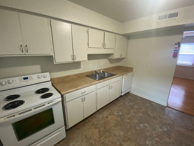 Photo - Adorable Townhouse with All Appliances Near Duke West & Hospital Unit 2010B