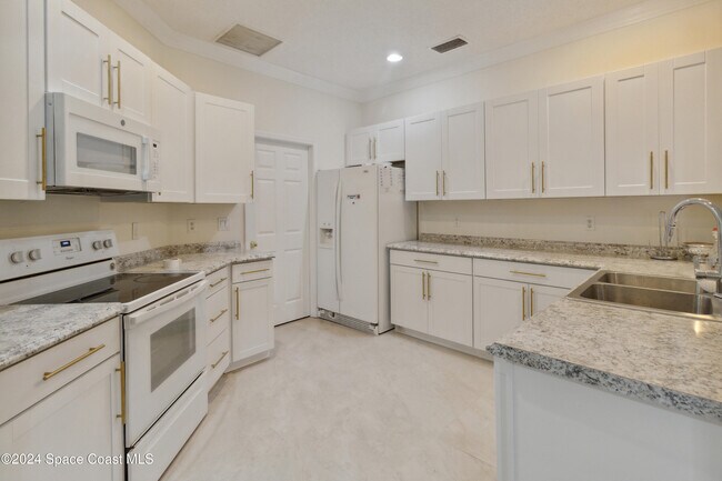 Photo - 1581 Zaffer St NW