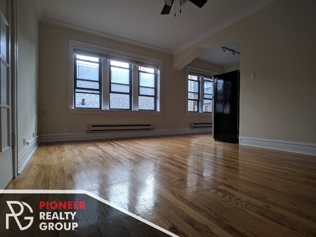 Building Photo - 4735 N Hermitage Ave Unit 204