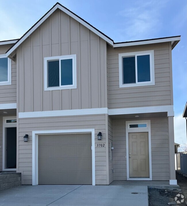 Building Photo - Brand New Townhome!