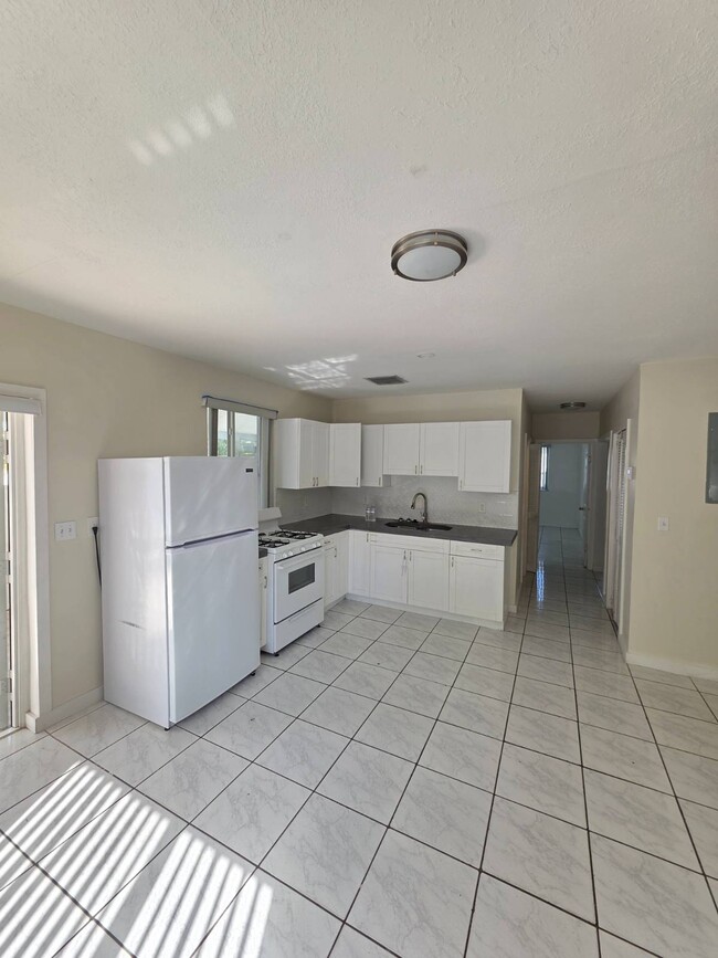 Photo - 1475 W 31st St