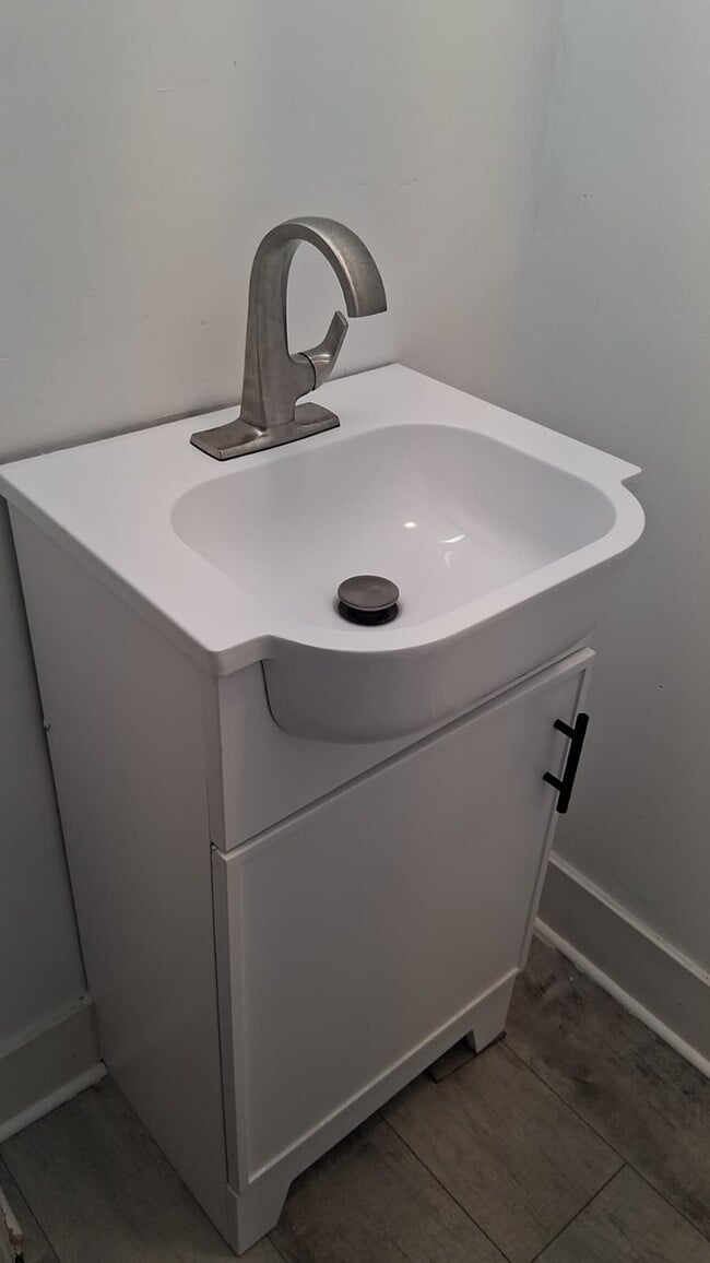 Photo - 584 Kelton Ave