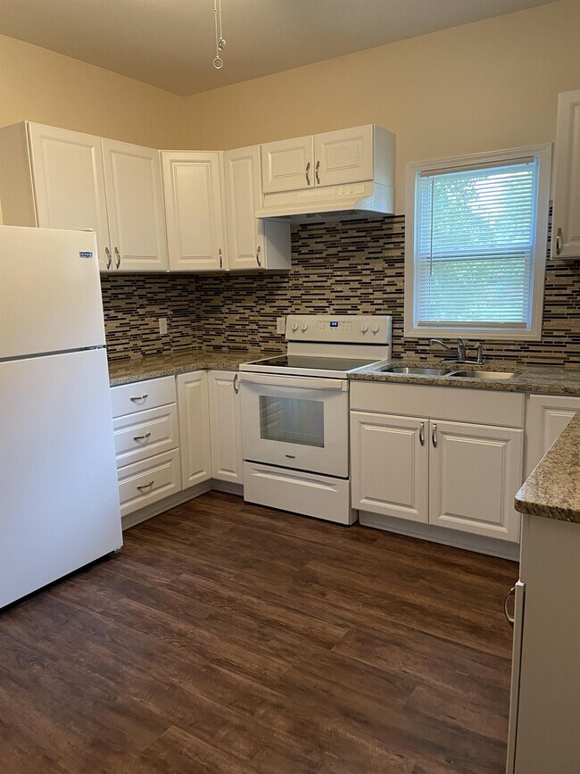 Photo - 300 W 5th St