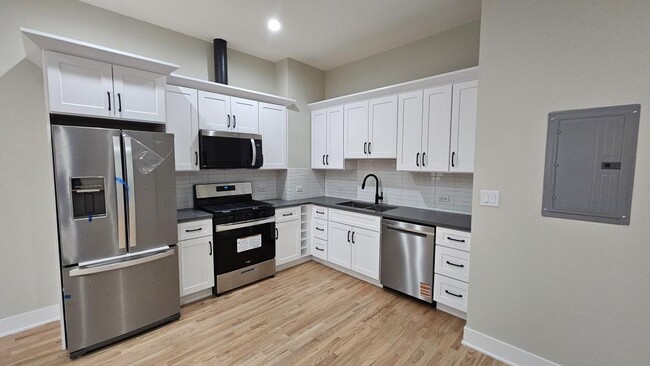 Building Photo - 1 bedroom in Chicago IL 60640 Unit 2R Rental