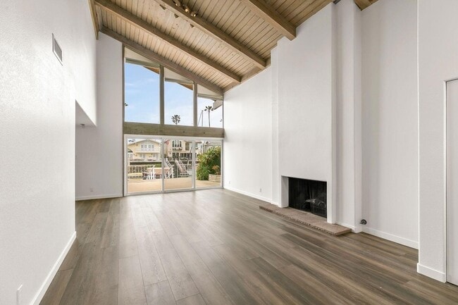 Photo - 2957 Seaview Ave