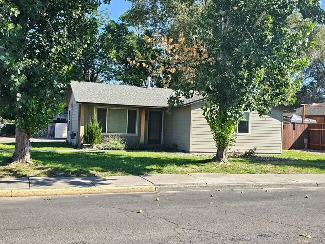 Updated 3 Bedroom Home With Bonus Room - Updated 3 Bedroom Home With Bonus Room