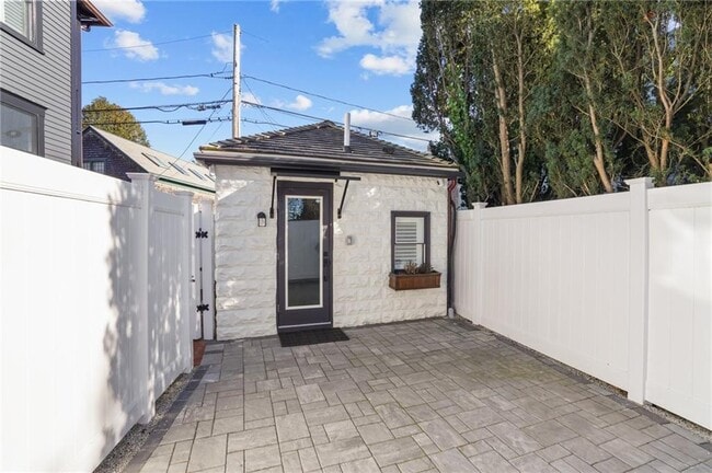 Photo - 6 1/2 Cross St