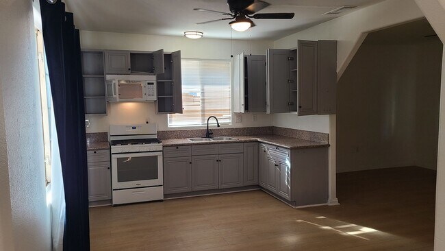 Photo - **2 Bdrms 1 Bath Detached Duplex in Hemet, CA**