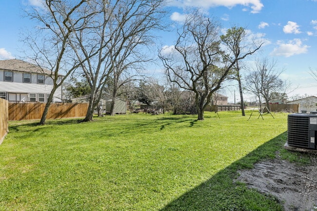 Photo - Recently updated 2-bedroom, 1.5-bathroom a... Unit B