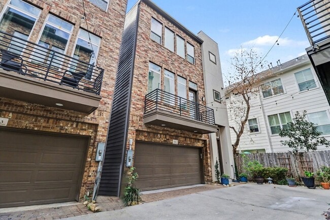Photo - 715 Hartman St