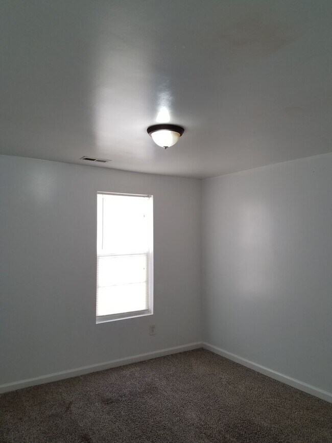 Photo - 4 bedroom 2 bath unit within minutes of Ol...