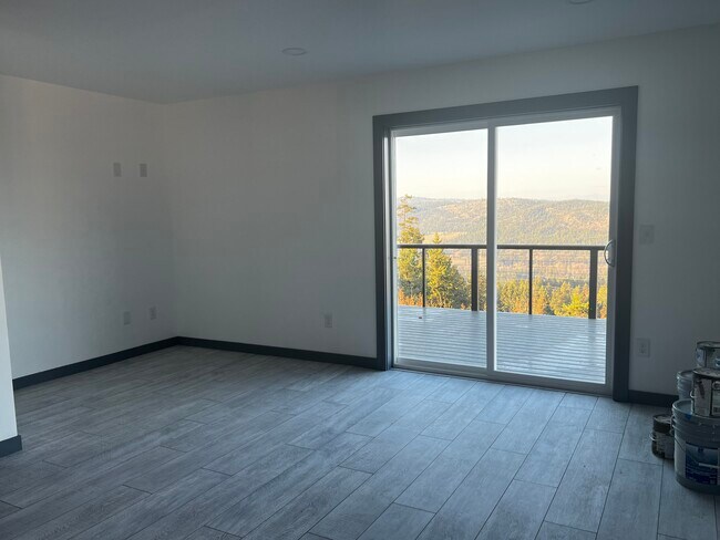 Living Room - 10118 N Milbrath Ln Unit Five Mile Apartment