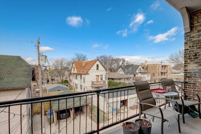 2611-2613 N Stowell Ave