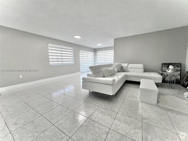 Building Photo - 11840 NE 19th Dr Rental