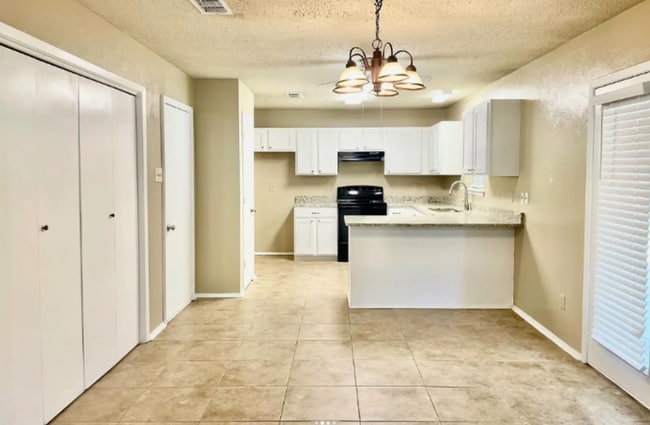 Photo - 101 E Primrose Ln