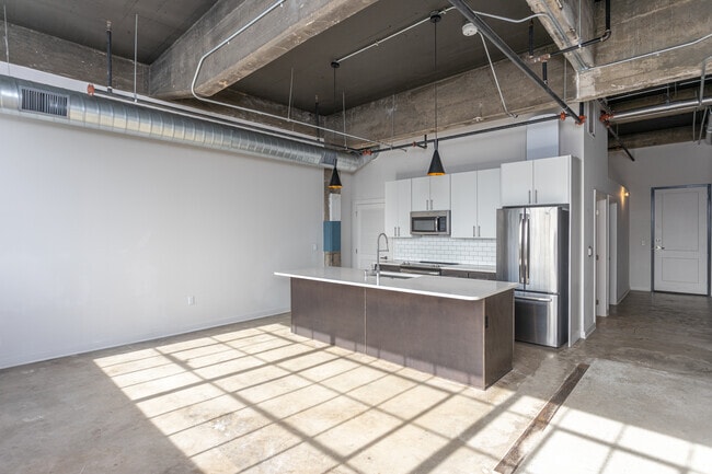 1BR, 1BA - 798SF