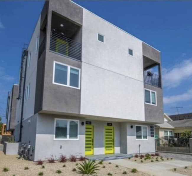 1120 1/2 N Heliotrope Dr